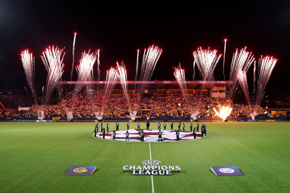 kaiyun-曼晚：大量未买到票的曼城球迷也随队远征挪威客场，甚至有人爬树上看球