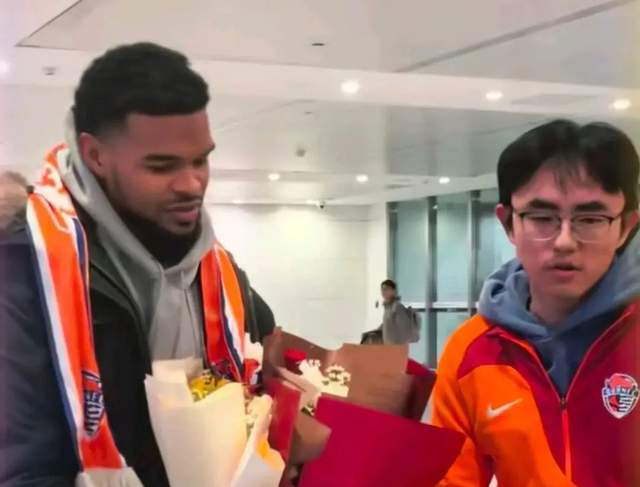 开云体育官网-海牛新外援抵达，1.91米B2B中场，津门虎升级防线，挖宝西乙队长