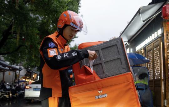 kaiyun-F1决赛日上海20余位“安全侠”骑手受邀观赛，与顶尖车手共赴速度之约